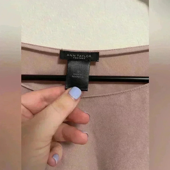 Ann Taylor Loft Factory - Women’s Mauve Bell Sleeve Blouse - Size Small - Picture 4 of 6